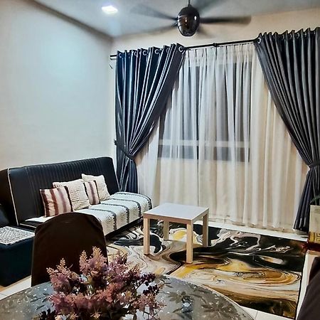 Leezahomestay บายันเลอปาส ภายนอก รูปภาพ