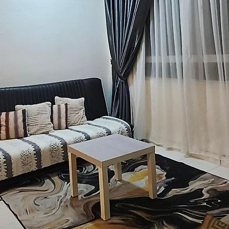Leezahomestay บายันเลอปาส ภายนอก รูปภาพ