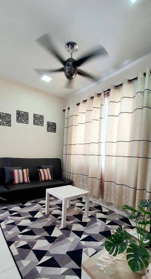 Leezahomestay บายันเลอปาส ภายนอก รูปภาพ