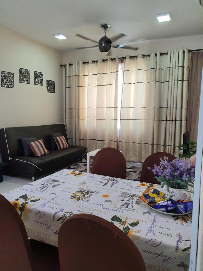Leezahomestay บายันเลอปาส ภายนอก รูปภาพ
